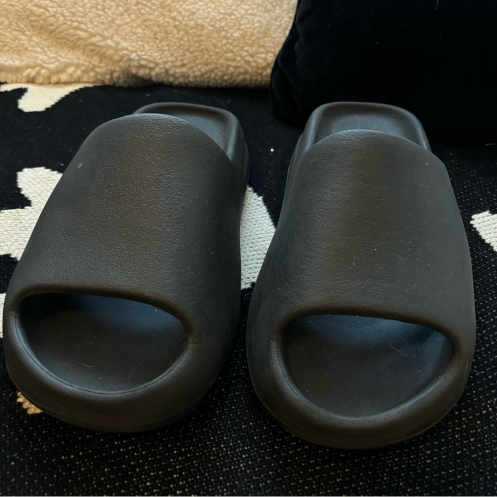 Yeezy Slides (Onyx)